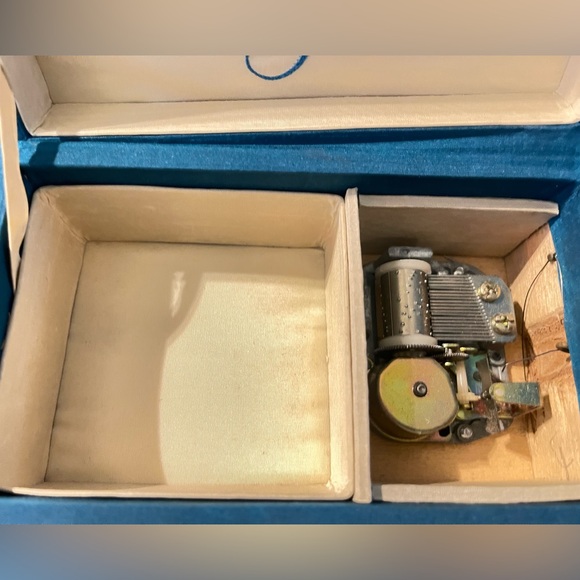 Vintage Fabric With Floral And Butterfly
Embroidery Musical Jewelry Box - Picture 4 of 10